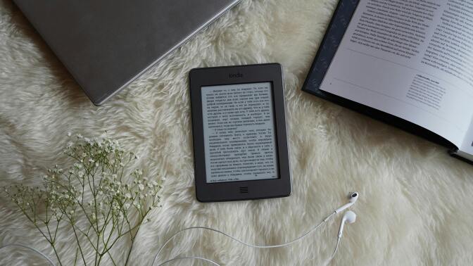 Kindle r-reader on blanket