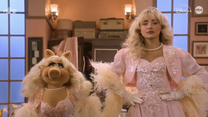 Miss Piggy and Sabrina Carpenter in "The Muppet Show."